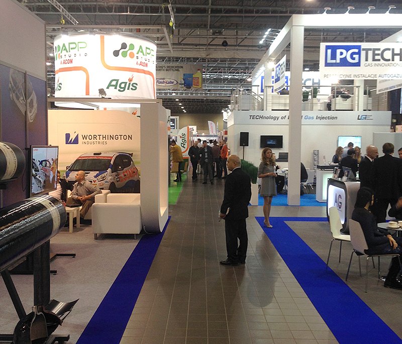 Autogāzes pārstāvji Varšavas izstādē pēta gāzes iekārtas.